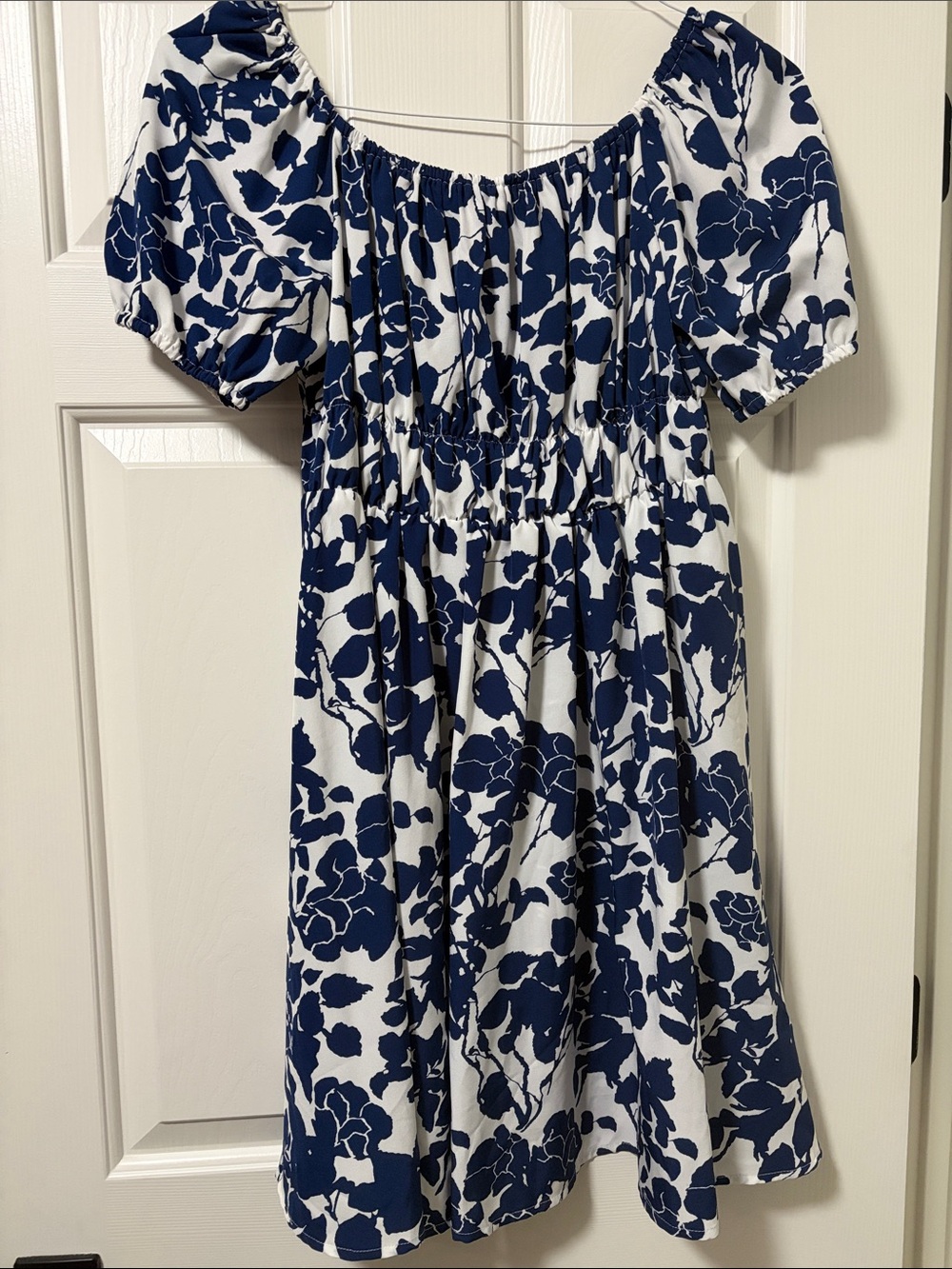 SHEIN White and Navy Floral Puff-Sleeve Casual Dress